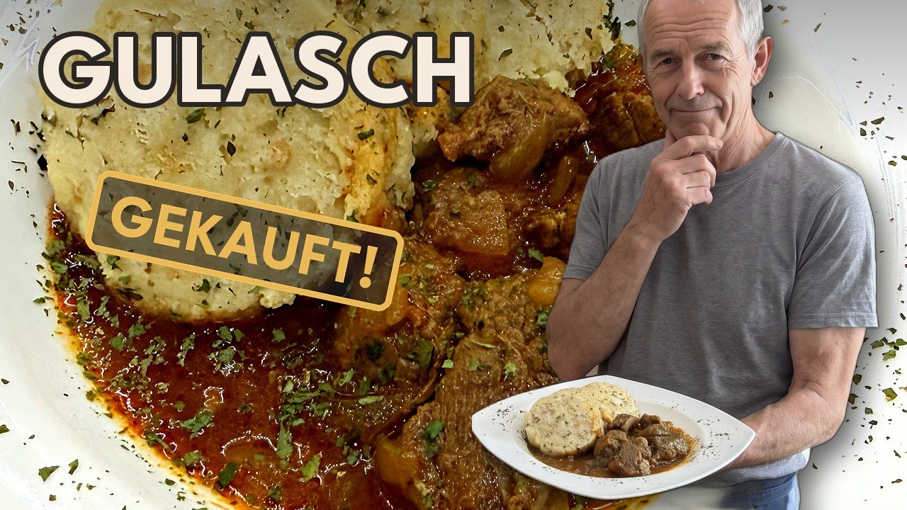 Ein weißer Teller mit Rindsgulasch in dunkler rotbrauner Sauce, daneben drei Scheiben Semmelknödel, ein bissl gehackte Petersilie darüber.